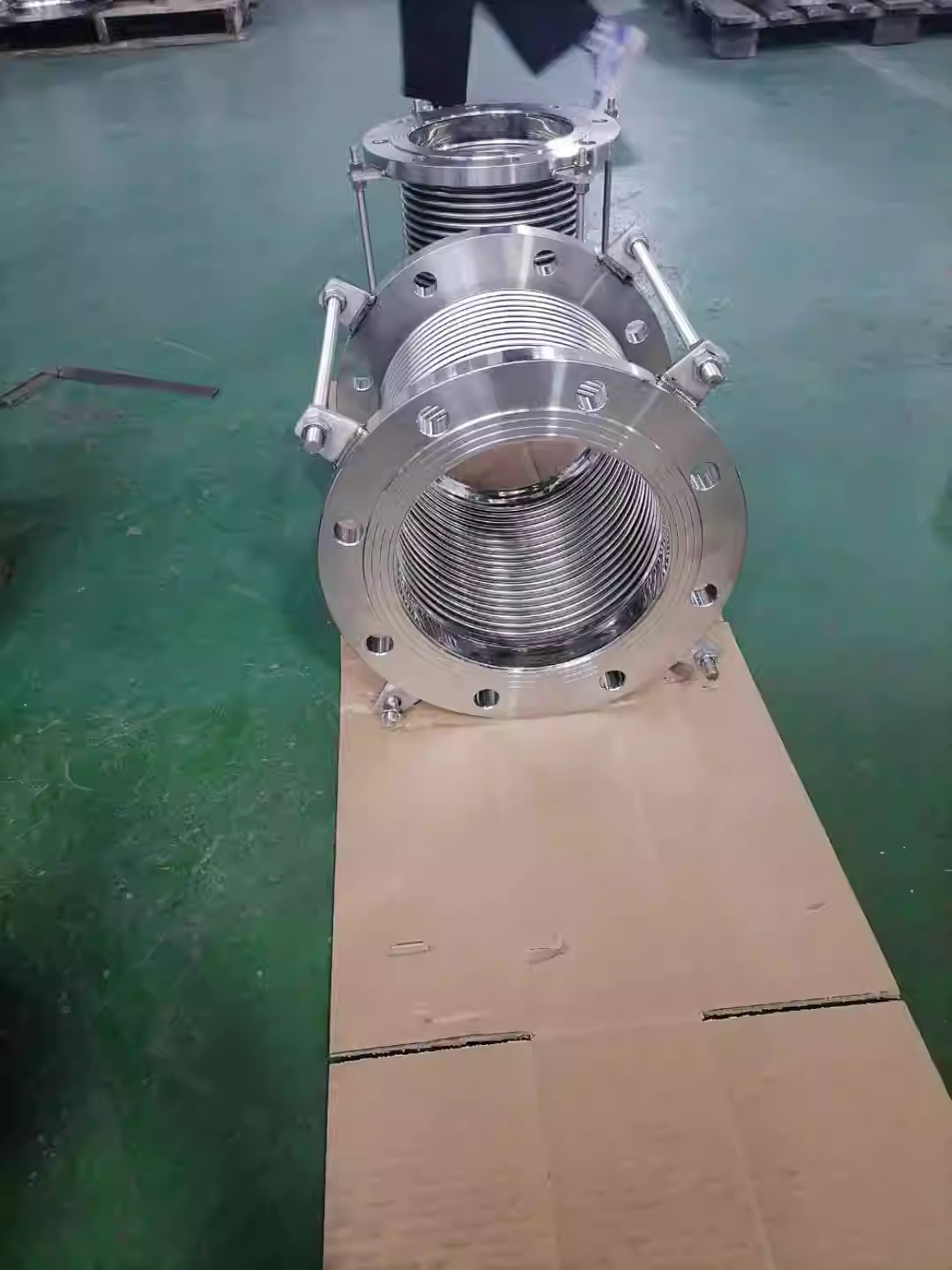 Custom-made large-diameter vacuum bellows (304-316L) with ISO 320 400 500 and 630 helium leak detection capabilities
